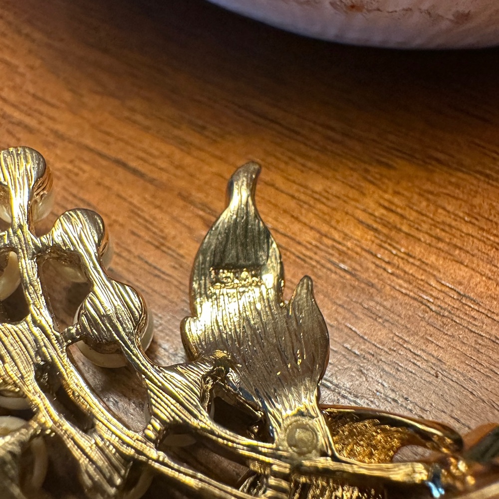 MONET Vintage Brooch Gold Tone Leaves & Faux Pearl Grape Bunch 2.25" x  1.5" - Picture 6 of 6